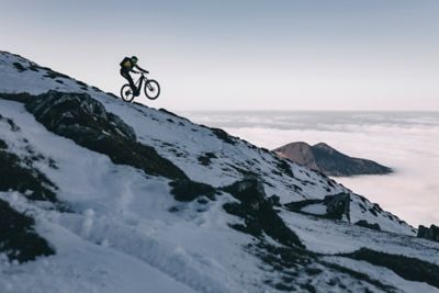 Guido Tschugg springt mit E-Mountainbike